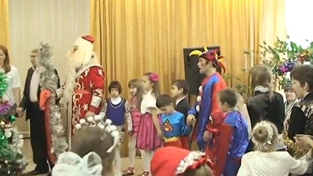 В роли Деда Мороза сотрудники нефтяной компании смотреть онлайн