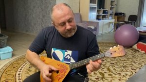 В траве сидел кузнечик. Балалайка