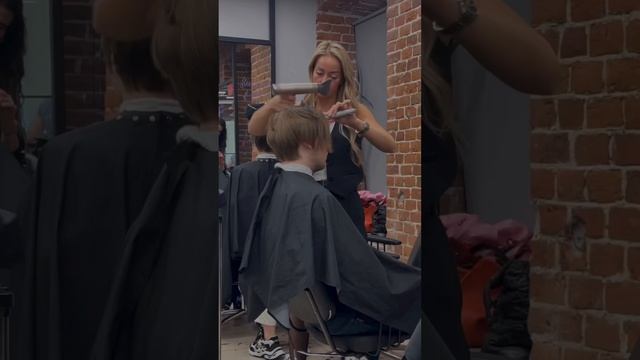 Немного процесса ?? #мужскаястрижкакалуга #мужскаястрижка #стрижка #стрижкакалуга #калуга смотреть онлайн