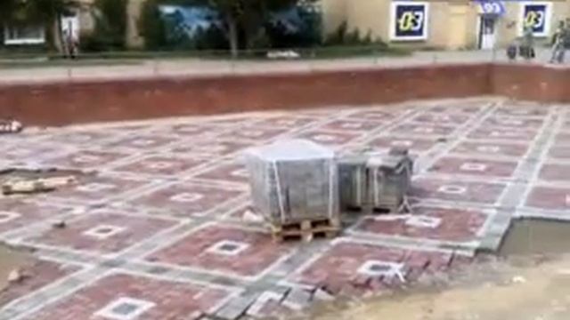 Заливка фонтана на площади