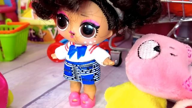УКРАЛА И СЪЕЛА НОВЫЕ КИНДЕР СЮРПРИЗЫ В АВТОМАТЕ С ИГРУШКАМИ?? Смешные куклы ЛОЛ мультики ДАРИНЕЛКА смотреть онлайн