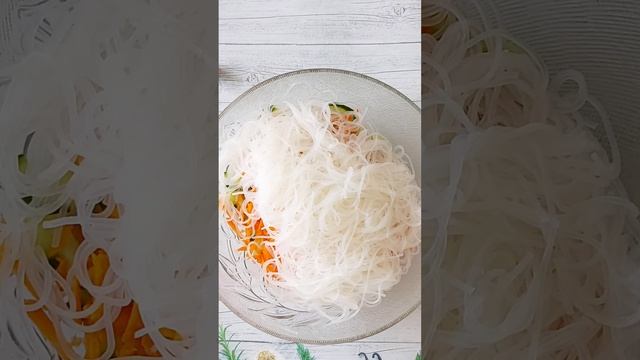 Фунчоза с овощами и креветками. Вкусный и сытный салат. смотреть онлайн