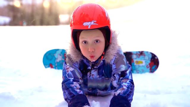 Senya and Daddy playing with snow and saving from Snowman. смотреть онлайн