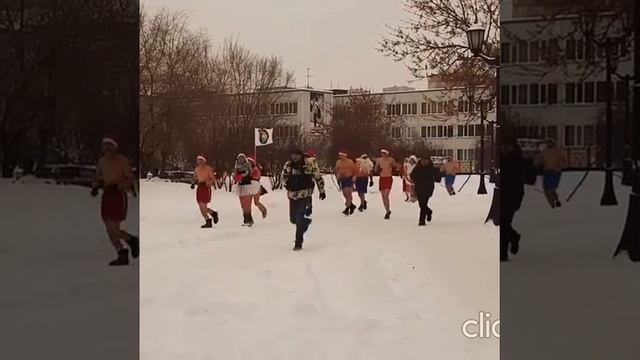 Новогодняя пробежка Дедов морозов и Снегурочек смотреть онлайн