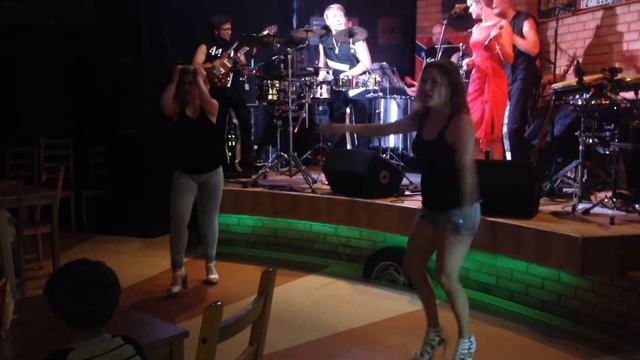 Cuesta Arriba и 44 DRUMS в клубе КОЛЕСО (Мария и Юлия второй выход) смотреть онлайн