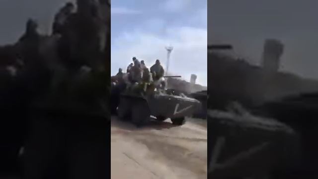 вот как простой народ Украины встречает Российсих солдат. смотреть онлайн