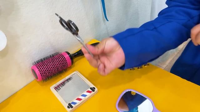 Ellie and Alex Funny Story about New Hairstyle смотреть онлайн