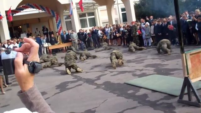 Омон показал первоклашкам, как надо стрелять. смотреть онлайн