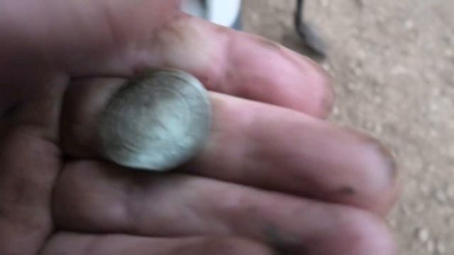 Cilvēki šeit nav dzīvojuši ilgu laiku./People haven't lived here for a long time. смотреть онлайн