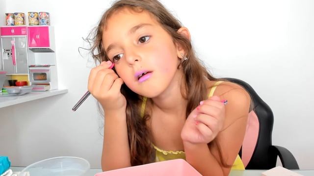 24 ЧАСА Показывает и Красится РОЗОВОЙ косметикой/Макияж для девочек/Розовые стрелки помада челлендж смотреть онлайн