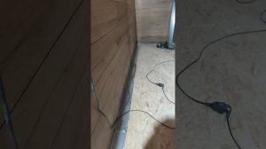 прячем трубы отопления в пол с доступом.