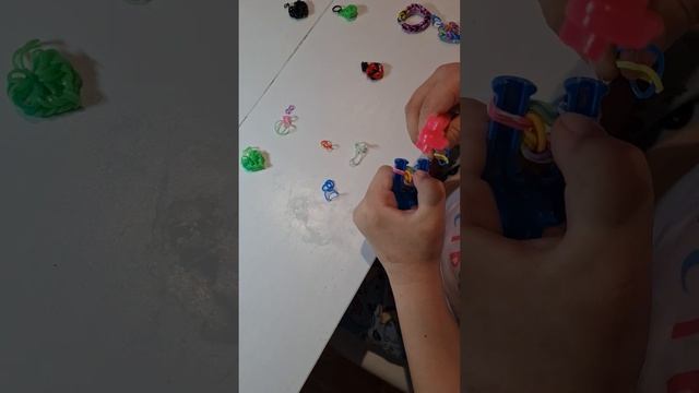 Плетение из резинок на рогатке. Урок "божья коровка". смотреть онлайн