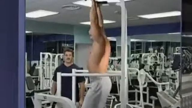 Обратное сгибание туловища на перекладине.mp4 смотреть онлайн