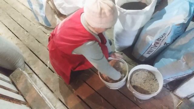 Био подстилка biohelper в козовнике спустя 3 месяца. Кормление коз в зимний период. смотреть онлайн