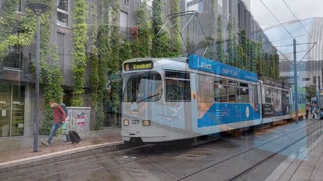 Le Tram de Freiburg dans le quartier Vauban смотреть онлайн