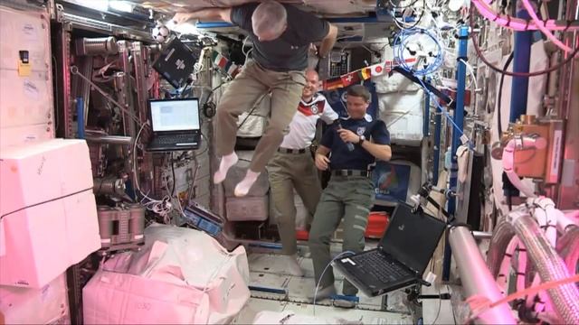 Astronauts Play Zero Gravity Game in Space to Celebrate World Cup смотреть онлайн