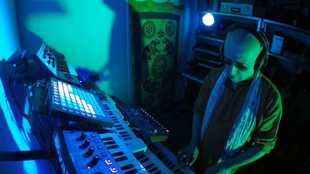 Ice on the Moon (Behringer Deepmind 12 - Korg MS 2000) смотреть онлайн