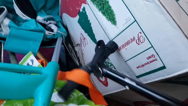 Мама всех отпоздравила с Наступающим))) Перерыли все вещи смотреть онлайн