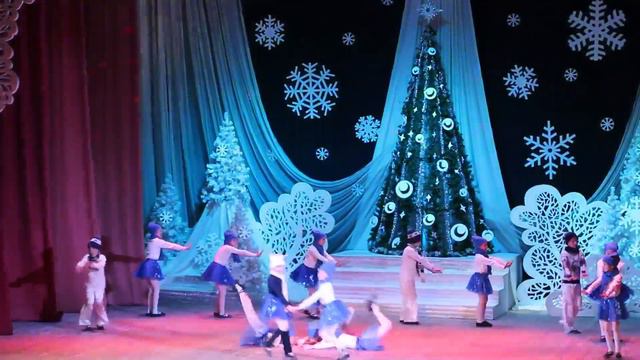 В городском Доме культуры прошло праздничное представление для юных слутчан смотреть онлайн