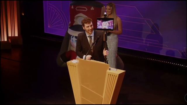 Pom-Pom presenting the award смотреть онлайн