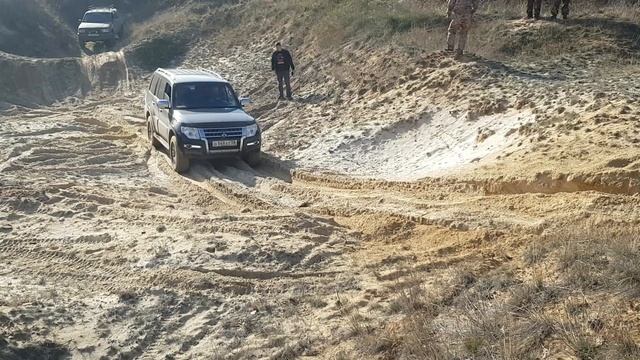 Паджеро 4 в рыхлом песке, колёса не травлены. смотреть онлайн