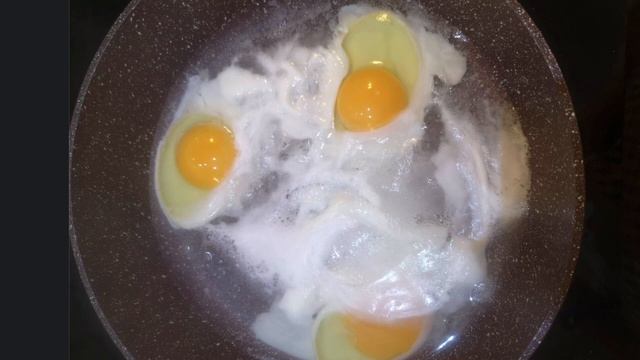 Рецепт яичницы на воде с беконом, жареным луком, сыром и фасолью (english breakfast) смотреть онлайн