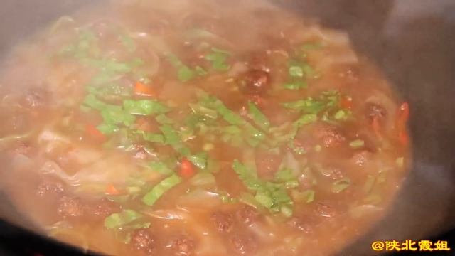 【陕北霞姐】2斤猪肉3斤豆腐，做家常“炸丸子”，烩上粉汤更过瘾，三个弟弟抢着吃！ смотреть онлайн