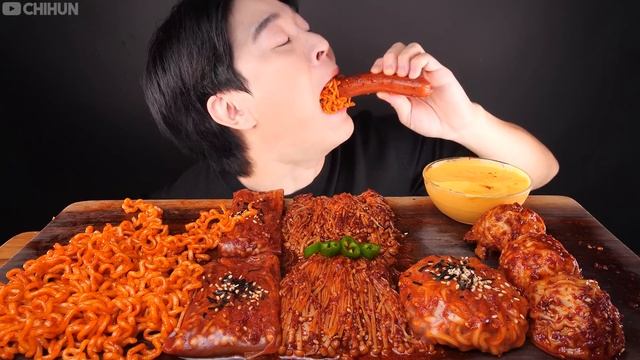 ASMR MUKBANG | SPICY ENOKI MUSHROOMS & FIRE NOODLES DUMPLING SAUSAGE EATING 불닭볶음면 불닭쌈 팽이버섯 만두 소세지 먹 смотреть онлайн