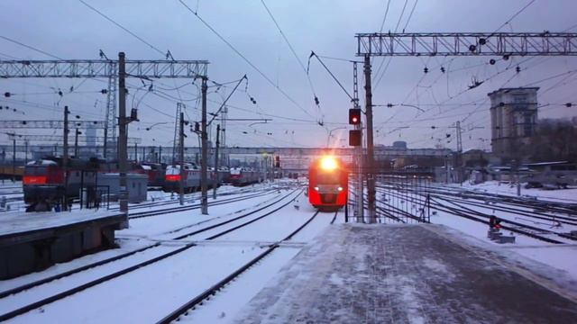 Немецкая "Ласточка" ЭС1-021 на Киевском вокзале смотреть онлайн