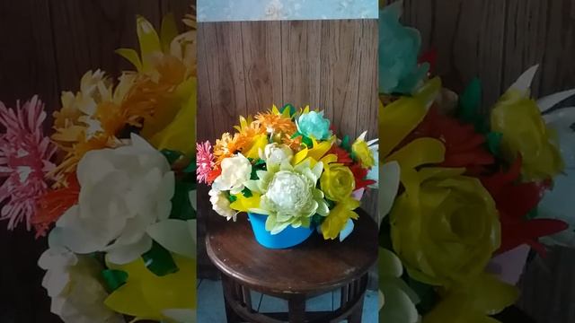 Centerpiece made from plastic bottles..roses, tulip, gerbera, king prothea смотреть онлайн