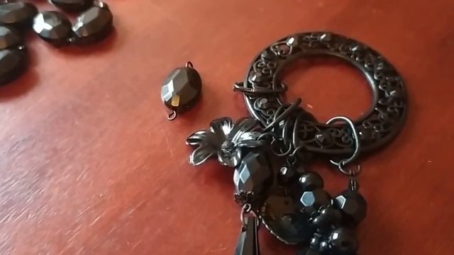 Смотрите-какое благородное чёрное украшение! С фурнитурой чёрного цвета. смотреть онлайн