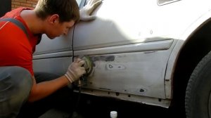 Шпаклюем дверь авто