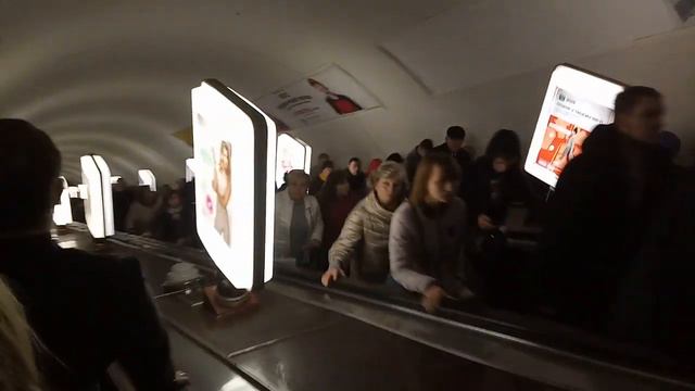 "сколько заплатили?" Женский квартал рекламирует отказ от жетонов в Киевском метро ст.Вокзальная смотреть онлайн