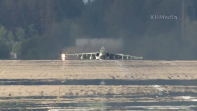 четыре Су-25 взлетают один за одним смотреть онлайн