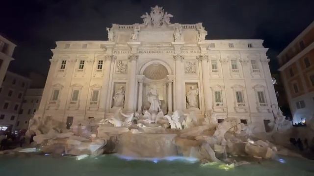 Фонтан Треви вечером.Fontana di Trevi.#fontanaditrevi #фонтан смотреть онлайн