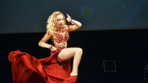 Шикарный восточный танец от очаровательной блондинки