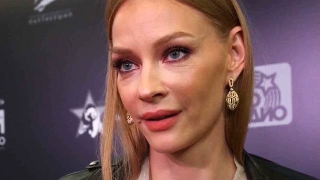 Что скрывает Светлана Ходченкова. Прячет лицо под вуалью. Прикладывает руку? смотреть онлайн