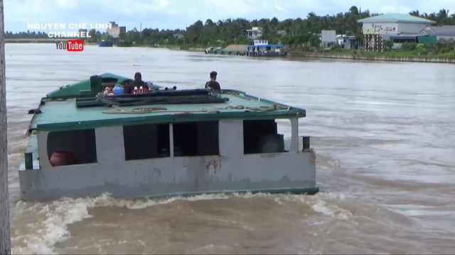 Sà lan liều lĩnh chở cát quá tải qua cống nguy hiểm vô cùng смотреть онлайн