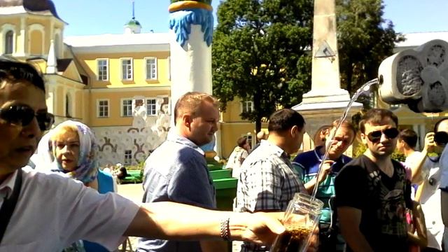 Люди у святого источника Прп. Радонежского чудотворца смотреть онлайн