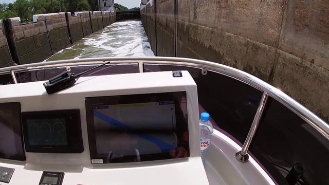 Проходим шлюз на яхте 25 м , а тут такое | как выживают местные | Россия матушка смотреть онлайн