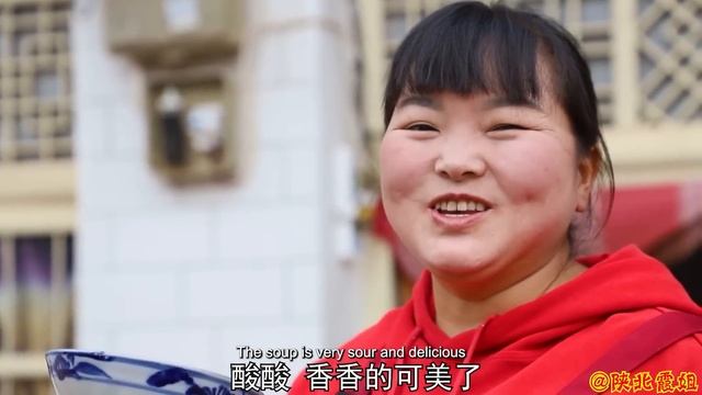 【陕北霞姐】妹夫挖坑储存萝卜，霞姐榨萝卜汁做1大锅酸汤面，酸香开胃，喝口汤全身都暖和！ смотреть онлайн