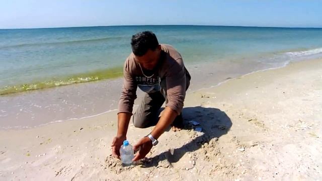 Выжить на необитаемом острове. Опреснение воды пластиковой бутылкой смотреть онлайн