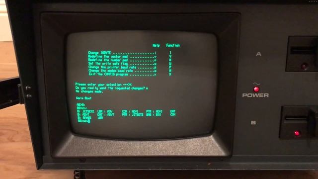 Vintage KAYPRO 4 boot up! смотреть онлайн