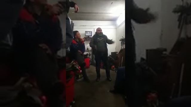 Не довольный клиент в шиномонтаже 18+ смотреть онлайн