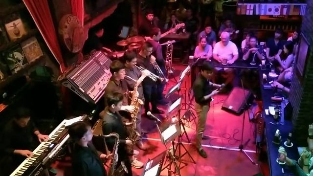 泰國saxophone bar THE SWING KING (CLASSIC BIG BAND) смотреть онлайн