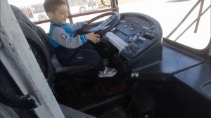 3 летний мальчик за рулём троллейбуса