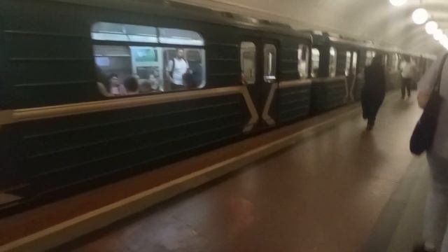 Номерной 81-717.5М/714.5М на станции метро Охотный Ряд смотреть онлайн
