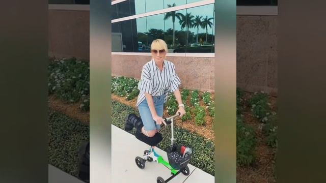 Кристина Орбакайте со сломанной ногой передвигается на самокате смотреть онлайн