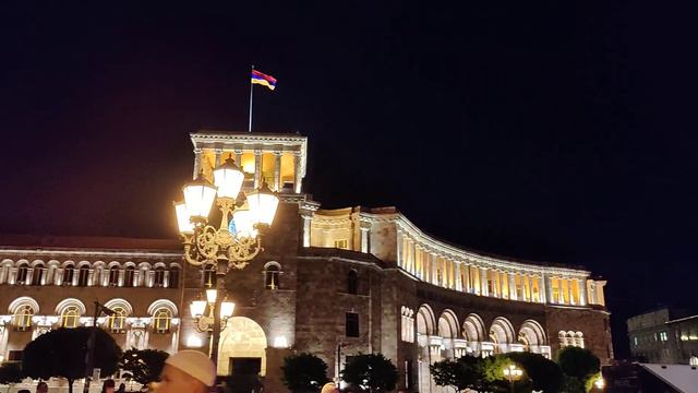 Музыкальный фонтан на площади Республики в Ереване, 3 мая 2023 года смотреть онлайн