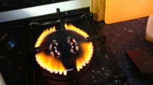 Газ горит красным цветом